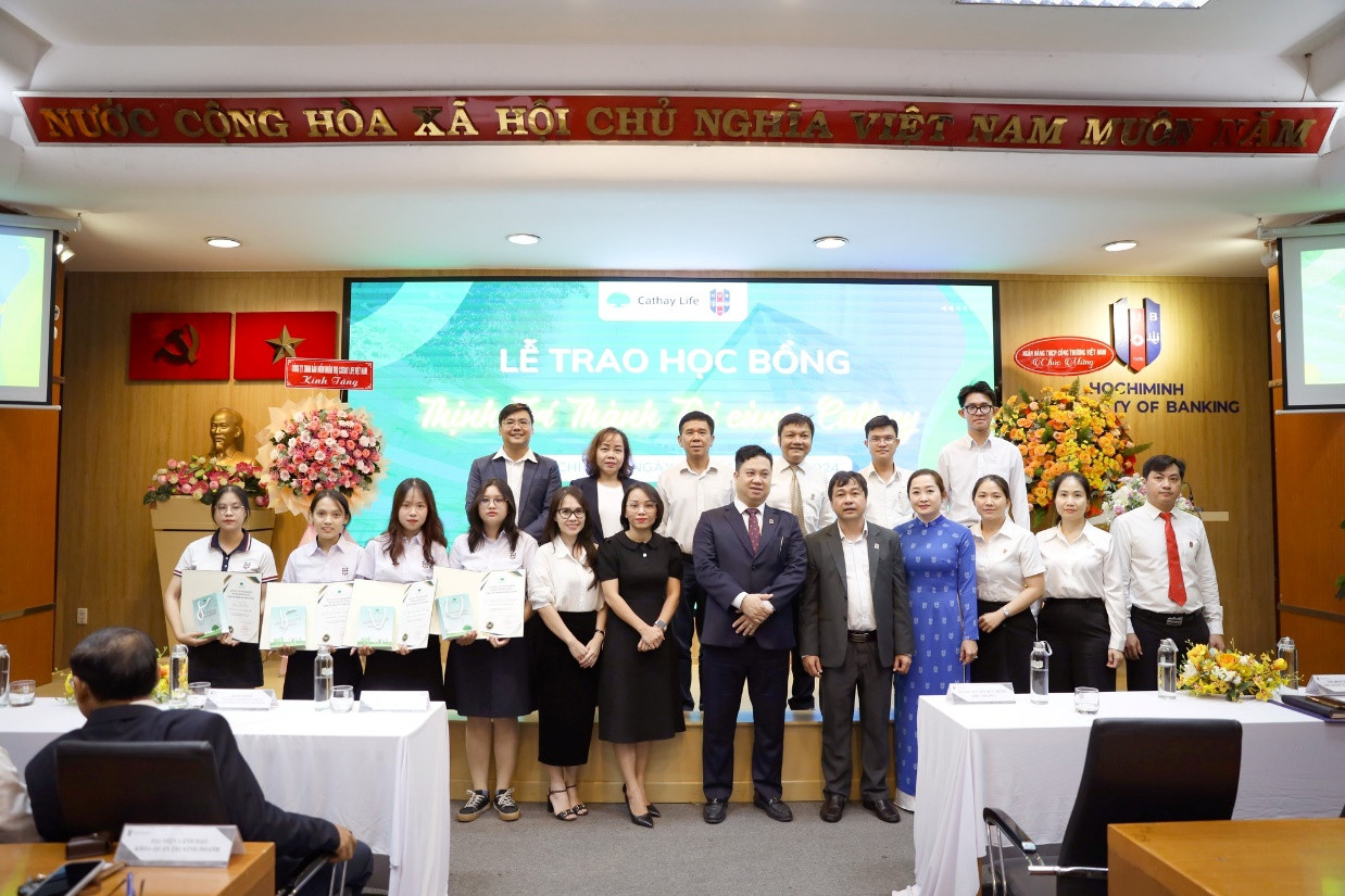 Cathay Life Việt Nam trao tặng học bổng “Thịnh Trí Thành Tài” cho sinh viên Trường ĐH Ngân Hàng