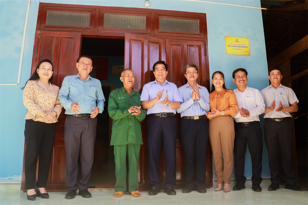 Lãnh đạo UBND tỉnh Quảng Nam, huyện Hiệp Đức và đại diện BSR tham quan, kiểm tra nhà Đại đoàn kết vừa khánh thành.