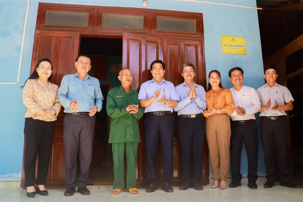 Lãnh đạo UBND tỉnh Quảng Nam, huyện Hiệp Đức và đại diện BSR tham quan, kiểm tra nhà Đại đoàn kết vừa khánh thành.