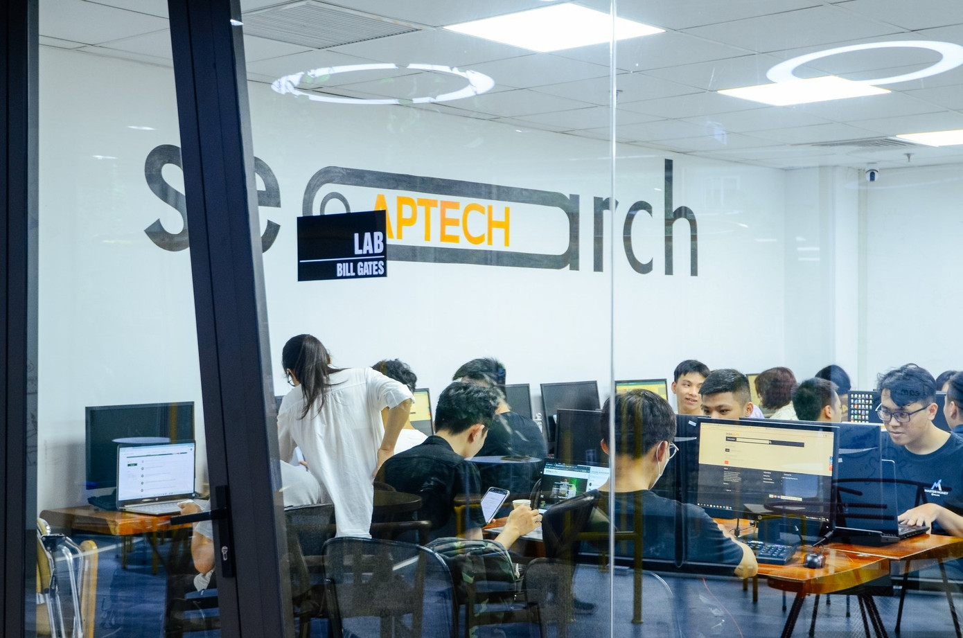 Sinh viên Aptech tại cơ sở 19 Lê Thanh Nghị được thực hành CNTT ngay từ kỳ học đầu tiên