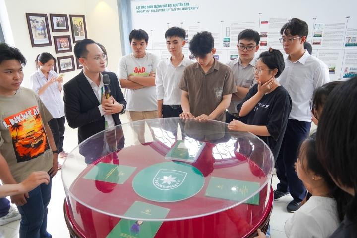 Tân sinh viên được tham quan Nhà lưu niệm Memorial House của Tập đoàn Tân Tạo để nhìn lại hành trình và chặng đường phát triển của Đại học Tân Tạo