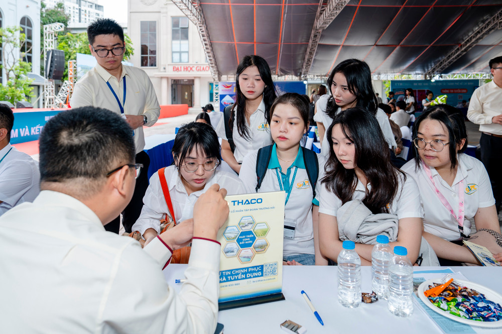 Nhân sự THACO chia sẻ thông tin tuyển dụng từ Tập đoàn đến các bạn sinh viên tại Ngày hội việc làm 2024 của trường ĐH GTVT TP.HCM Nhân sự THACO chia sẻ thông tin tuyển dụng từ Tập đoàn đến các bạn sinh viên tại Ngày hội việc làm 2024 của trường ĐH GTVT TP.HCM