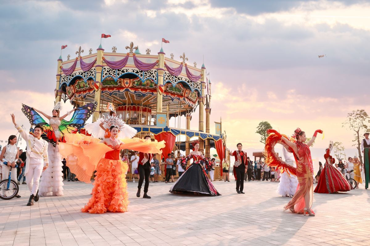 Không gian lễ hội sôi động, rực rỡ sắc màu tại Vinhomes Royal Island