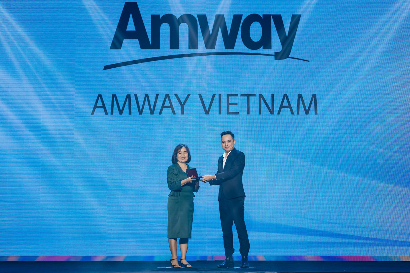 Bà Phan Nguyên Nhật Thảo, Giám đốc Nhân sự Amway tiểu vùng Việt Nam-Indonesia-Philippines vinh dự nhận giải từ ban tổ chức. Bà Phan Nguyên Nhật Thảo, Giám đốc Nhân sự Amway tiểu vùng Việt Nam-Indonesia-Philippines vinh dự nhận giải từ ban tổ chức.