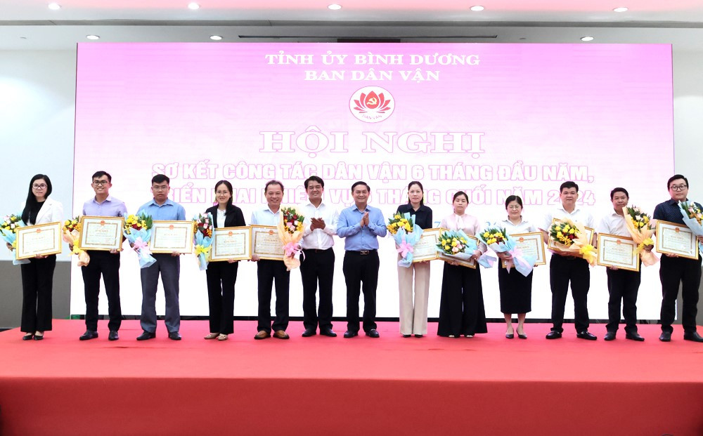 Ông Nguyễn Văn Lộc, Chủ tịch HĐND tỉnh và ông Bùi Thanh Nhân, Trưởng Ban Dân vận Tỉnh ủy trao bằng khen tập thể