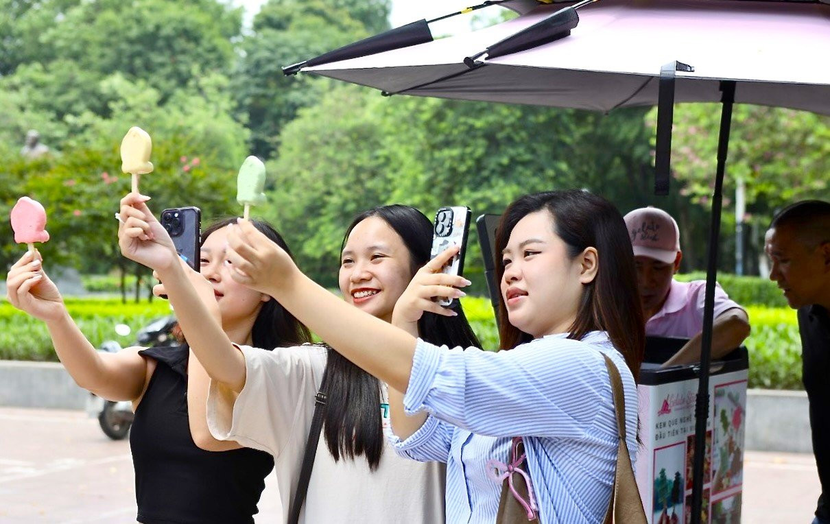 Nhiều bạn trẻ thích thú check in với kem que nghệ thuật.