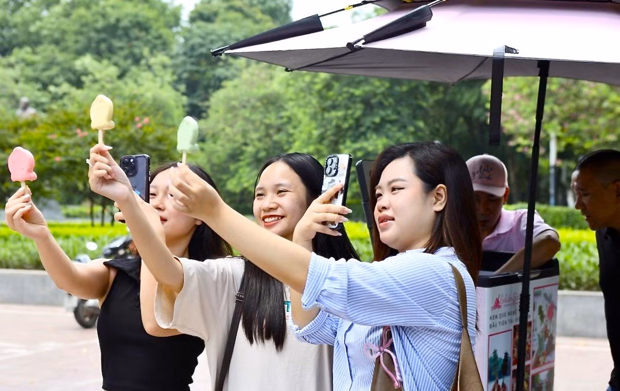 Nhiều bạn trẻ thích thú check in với kem que nghệ thuật.