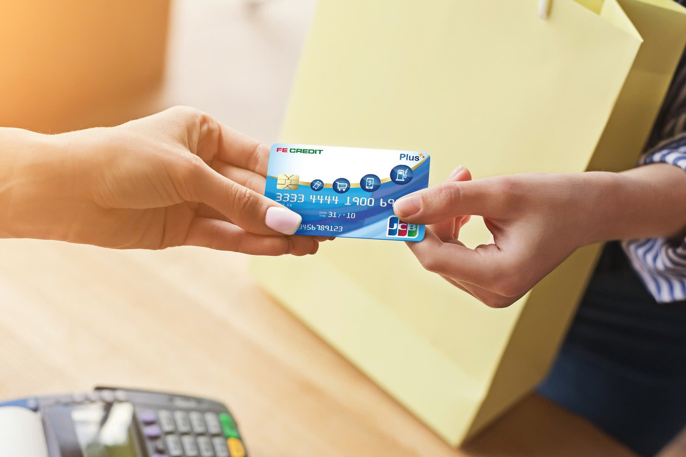 Vài năm trở lại đây, thẻ tín dụng FE CREDIT được nhiều người trẻ lựa chọn vì tiện lợi và nhiều ưu đãi. Ảnh: FE CREDIT.