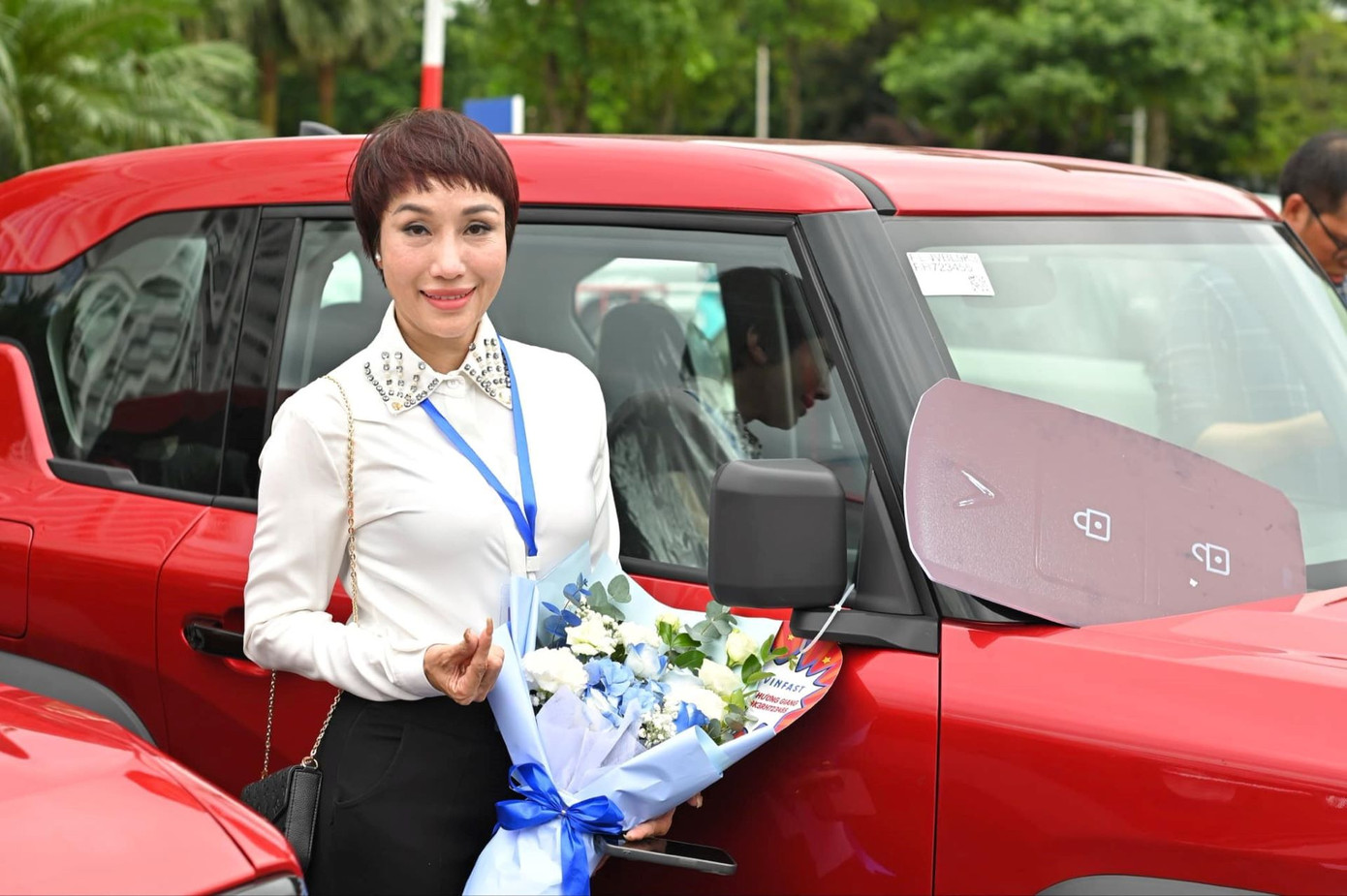 Chị Nguyễn Hương Giang ấn tượng với khả năng vận hành và không gian của VF 3. Chị Nguyễn Hương Giang ấn tượng với khả năng vận hành và không gian của VF 3.