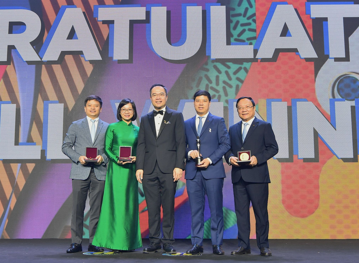 Cácđại biểu của Vietcombank chụp ảnh lưu niệm cùng ông William Ng - Tổng Biên tập Tạp chí HR Asia, Chủ tịch Hội đồng đánh giá giải thưởng HRAA