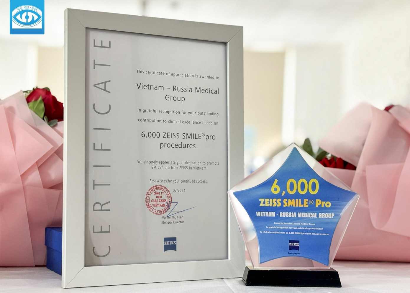 Bệnh viện Mắt Quốc tế Việt - Nga đã được Tập đoàn Carl Zeiss (Đức) trao chứng nhận Smile Pro Ambassadors. (Ảnh: B.V).