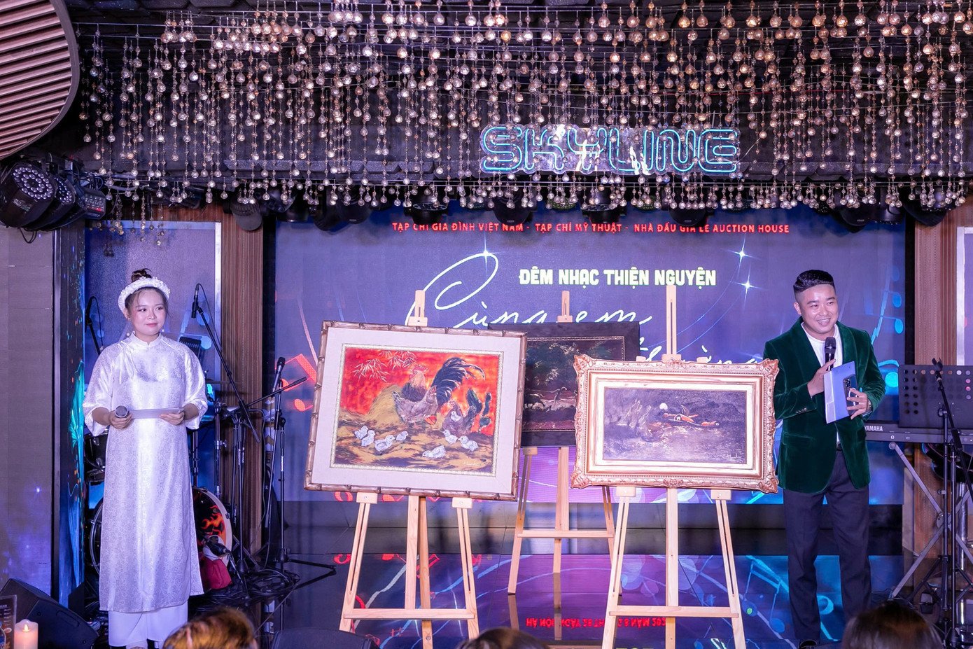 Ba tác phẩm của họa sĩ Bùi Tuấn Thanh được đấu giá trong đêm nhạc Ba tác phẩm của họa sĩ Bùi Tuấn Thanh được đấu giá trong đêm nhạc