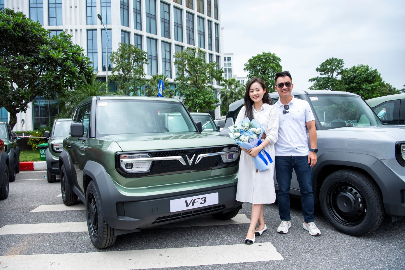 Gia đìnhanh Đinh Văn Nam hào hứng nhận chiếc ô tô đầu tiên. Gia đìnhanh Đinh Văn Nam hào hứng nhận chiếc ô tô đầu tiên.