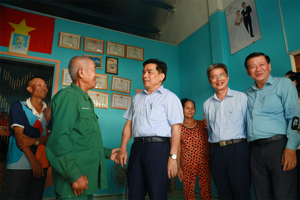 Lãnh đạo UBND tỉnh Quảng Nam, UBND huyện Hiệp Đức cùng đại diện BSR thực hiện nghi thức khánh thành một nhà Đại đoàn kết của hộ gia đình chính sách.