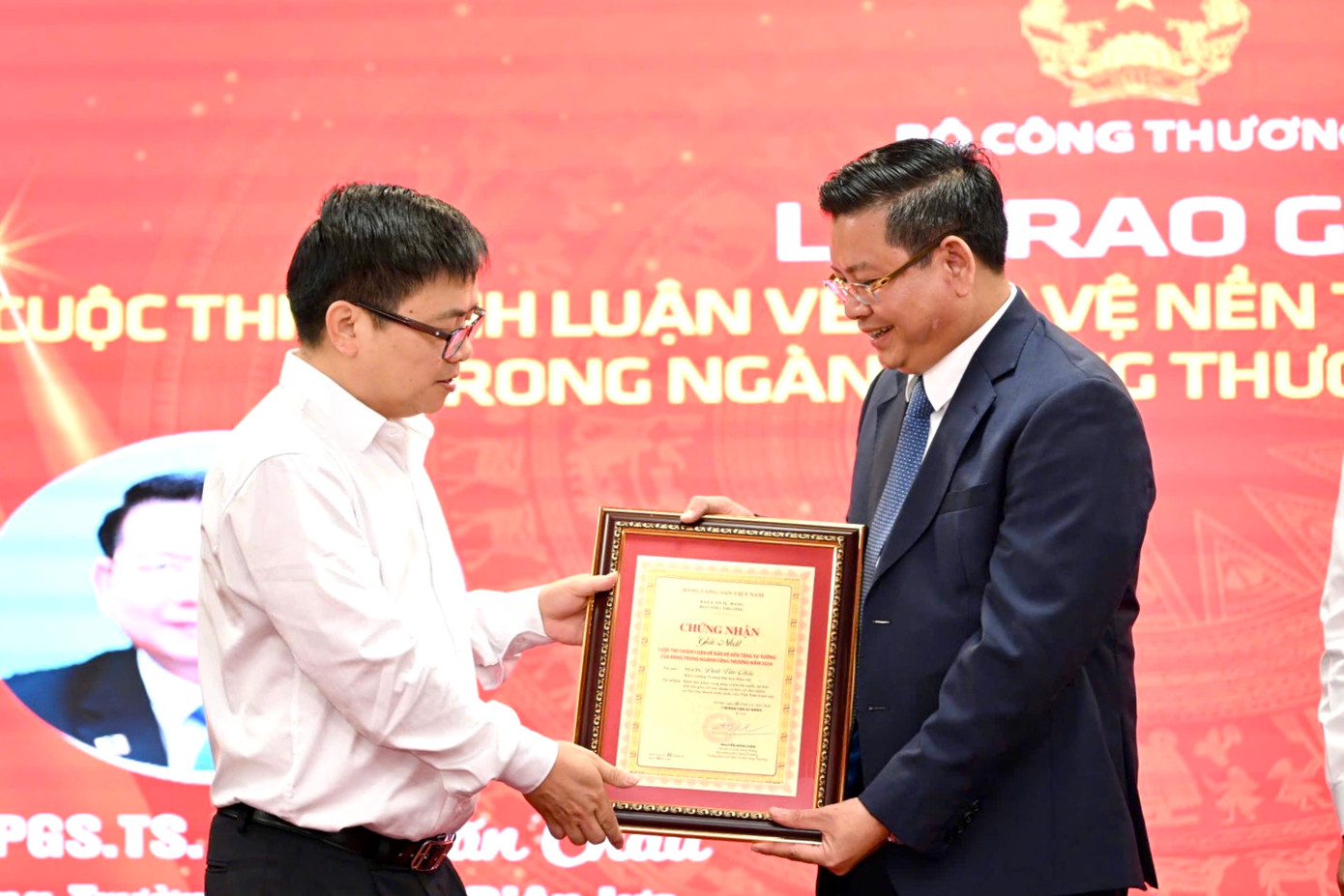 Thứ trưởng Bộ Công Thương Trương Thanh Hoài trao giải cho tác giả đoạt giải thưởng