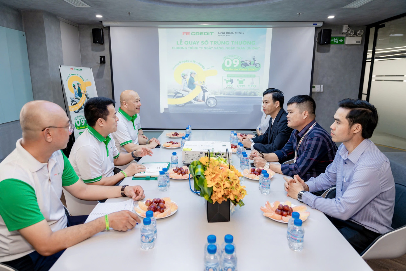 Đại diện FE CREDIT và đại điện đại lý ủy nhiệm phân phối xe máy chính hãng Hòa Bình Minh trao đổi về kế hoạch phát triển trong tương lai. Ảnh FE CREDIT. Đại diện FE CREDIT và đại điện đại lý ủy nhiệm phân phối xe máy chính hãng Hòa Bình Minh trao đổi về kế hoạch phát triển trong tương lai. Ảnh FE CREDIT.