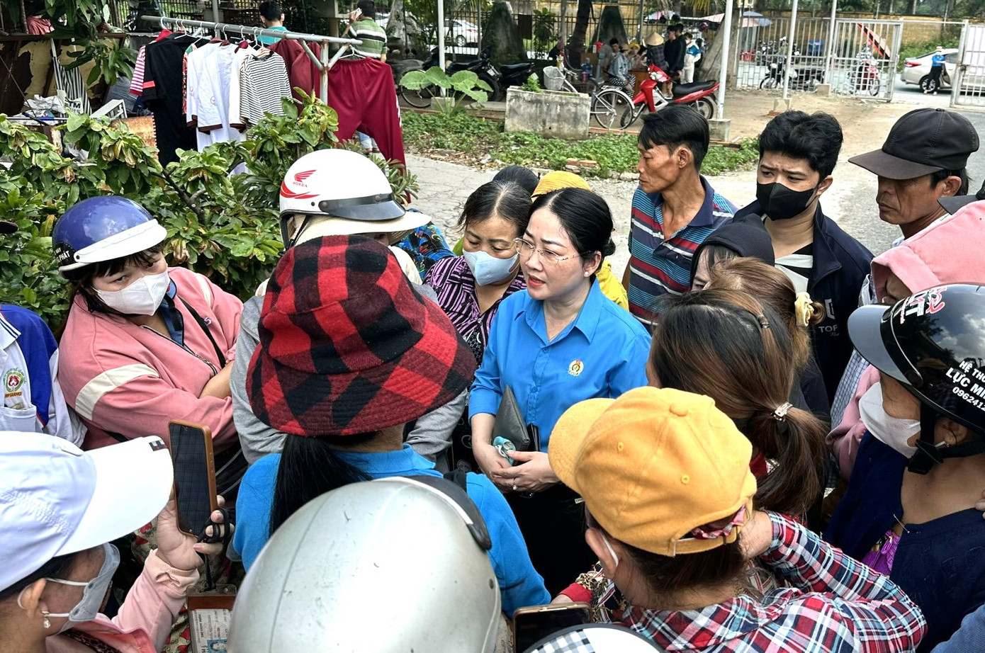 Chủ tịch LĐLĐ tỉnh Bình Dương Nguyễn Kim Loan thăm hỏi động viên công nhân Chủ tịch LĐLĐ tỉnh Bình Dương Nguyễn Kim Loan thăm hỏi động viên công nhân