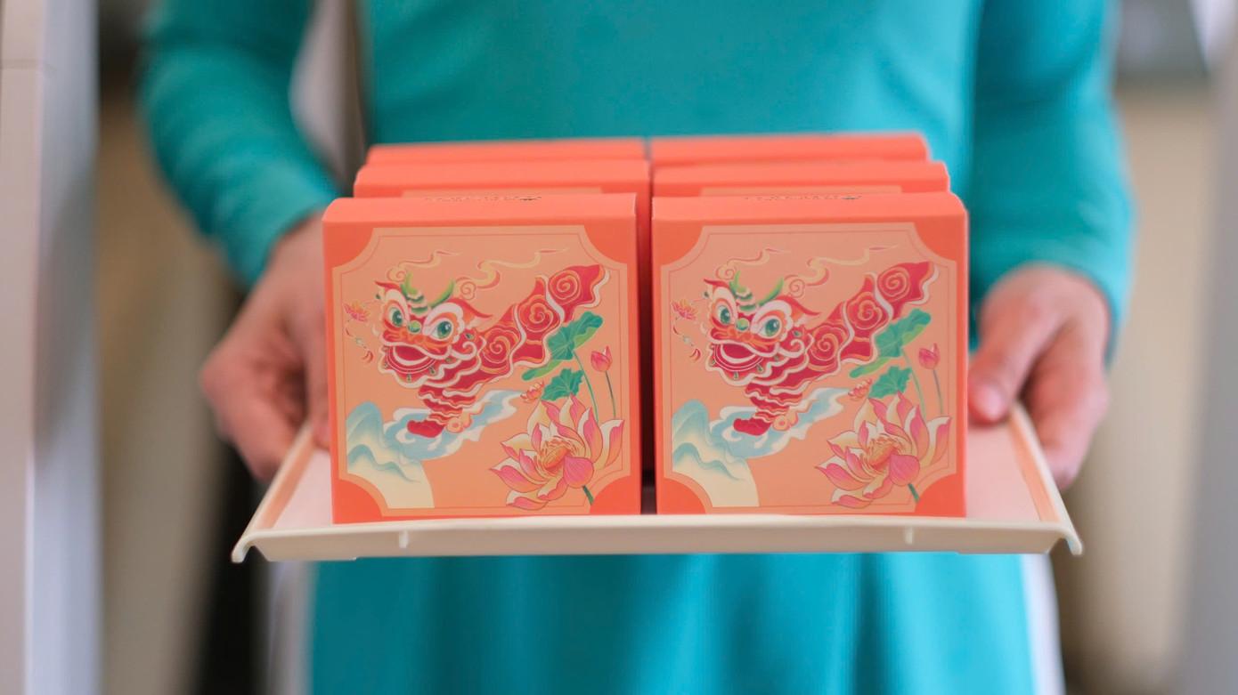 Khách hàng trên chuyến bay Vietnam Airlines được thưởng thức bánh Trung thu với nhiều hương vị đa dạng, hấp dẫn