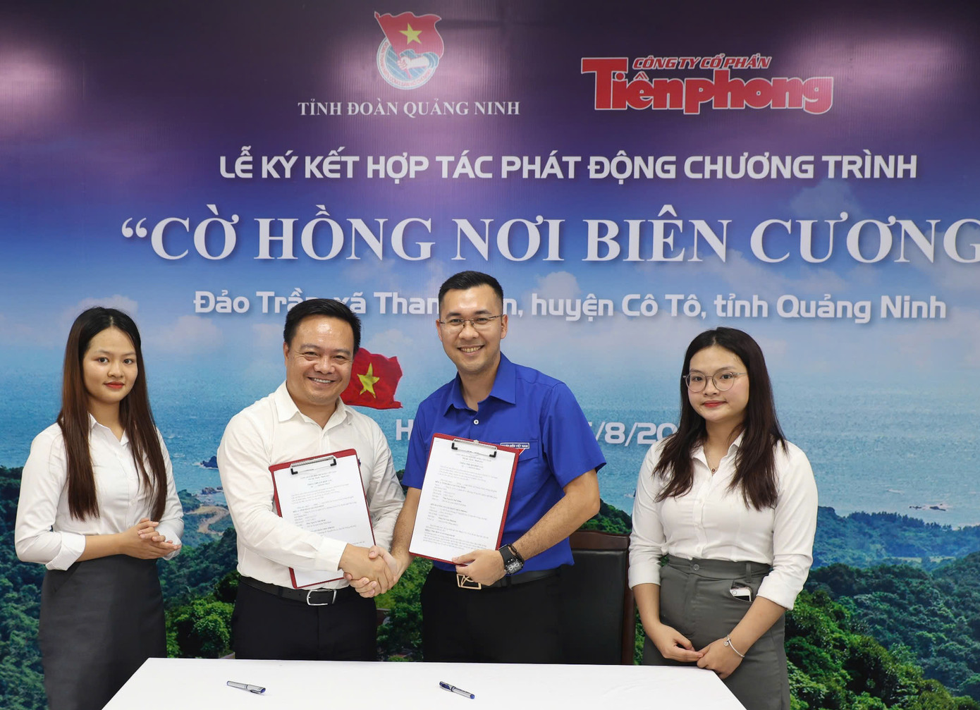 Đại diện Công ty CP Tiền Phong, Tỉnh đoàn Quảng Ninh trao thoả thuận hợp tác
