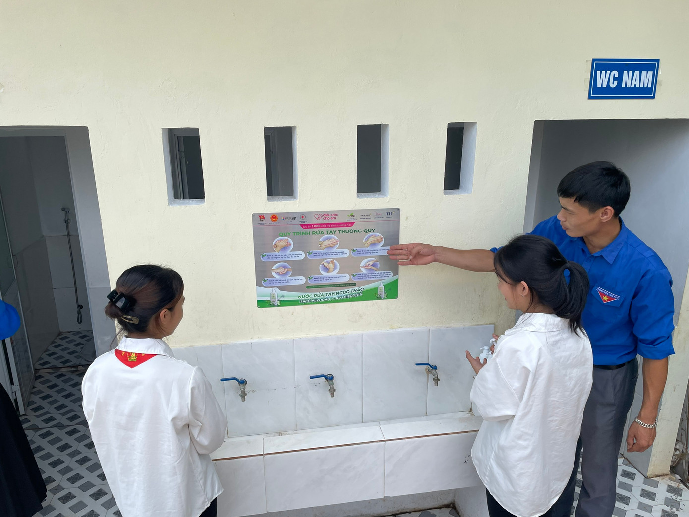 Các bảng hướng dẫn rửa tay giúp các em học sinh dễ dàng rửa tay đúng cách hơn Các bảng hướng dẫn rửa tay giúp các em học sinh dễ dàng rửa tay đúng cách hơn