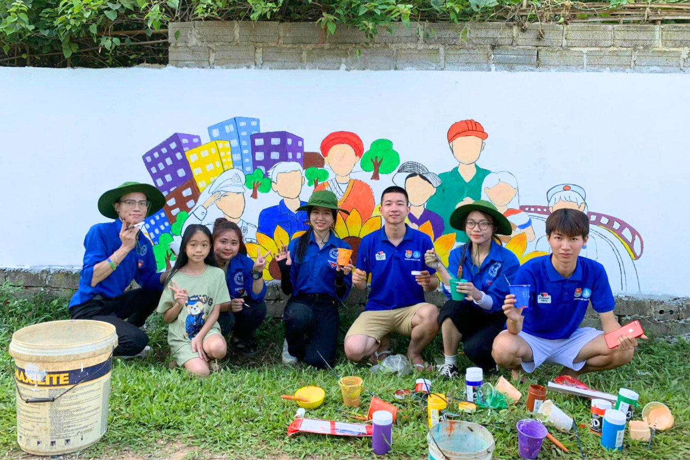 Sinh viên tình nguyện vẽ tranh cổ động tại xã Lâm Sơn, huyện Chi Lăng, tỉnh Lạng Sơn.
