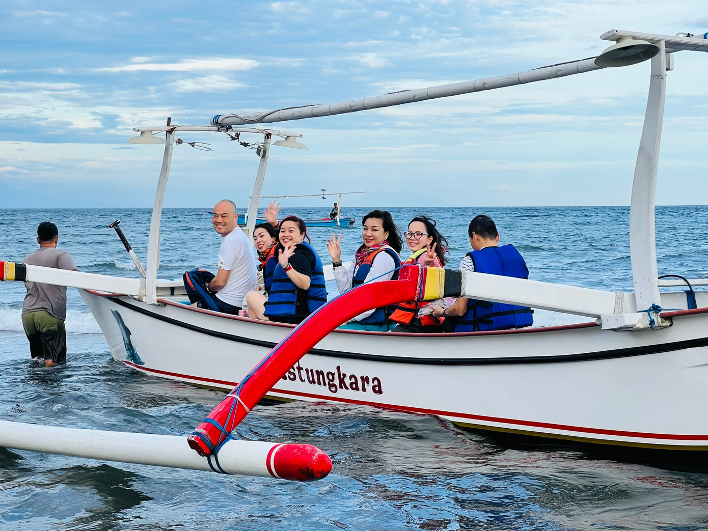 Ra khơi săn cá heo, đón bình minh trên biển Lovina Ra khơi săn cá heo, đón bình minh trên biển Lovina