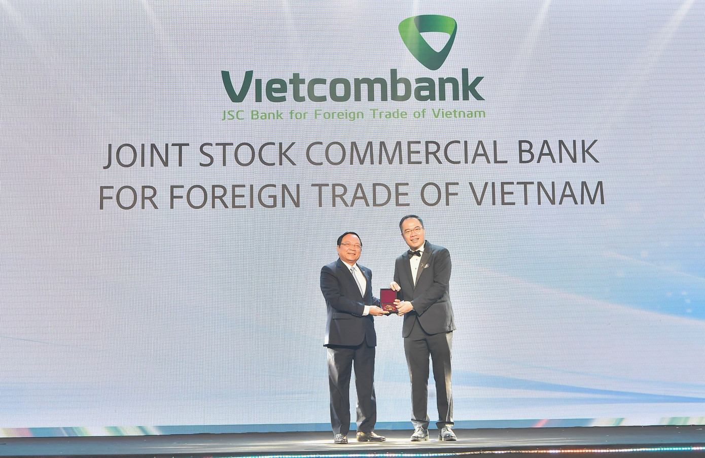 Ông Kiều Hữu Thiện-Giám đốc Trường Đào tạo VCB đại diện Vietcombank nhận giải đặc biệt từ BTC