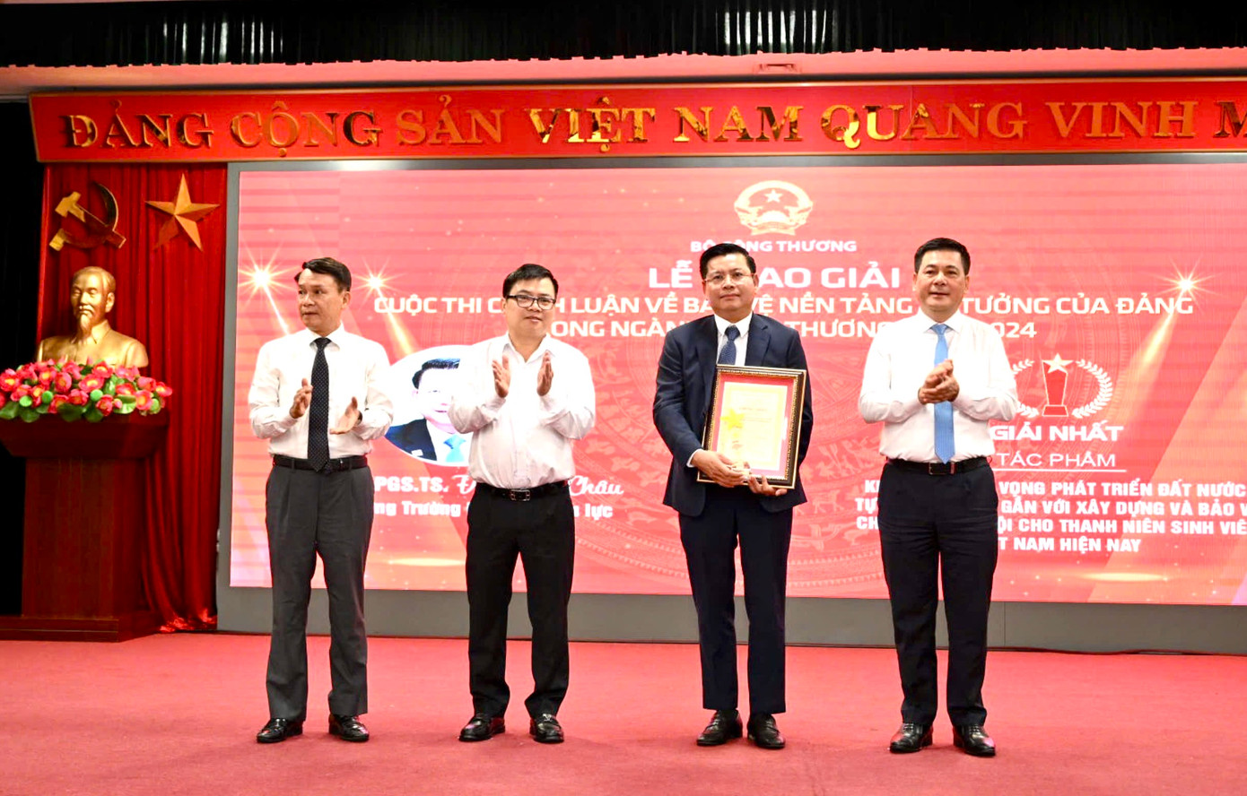 Lãnh đạo Bộ Công Thương trao giải cho các tác giả được giải