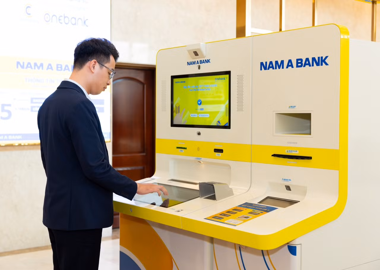 Khách hàng giao dịch tại ONEBANK.