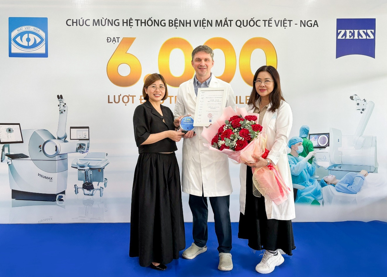 Phó Giám đốc chuyên môn Bệnh viện Mắt Quốc tế Việt – Nga TP HCM, bác sĩ Bazhanov Vitalii (ở giữa) đã phẫu thuật hơn 3.000 ca Smile Pro