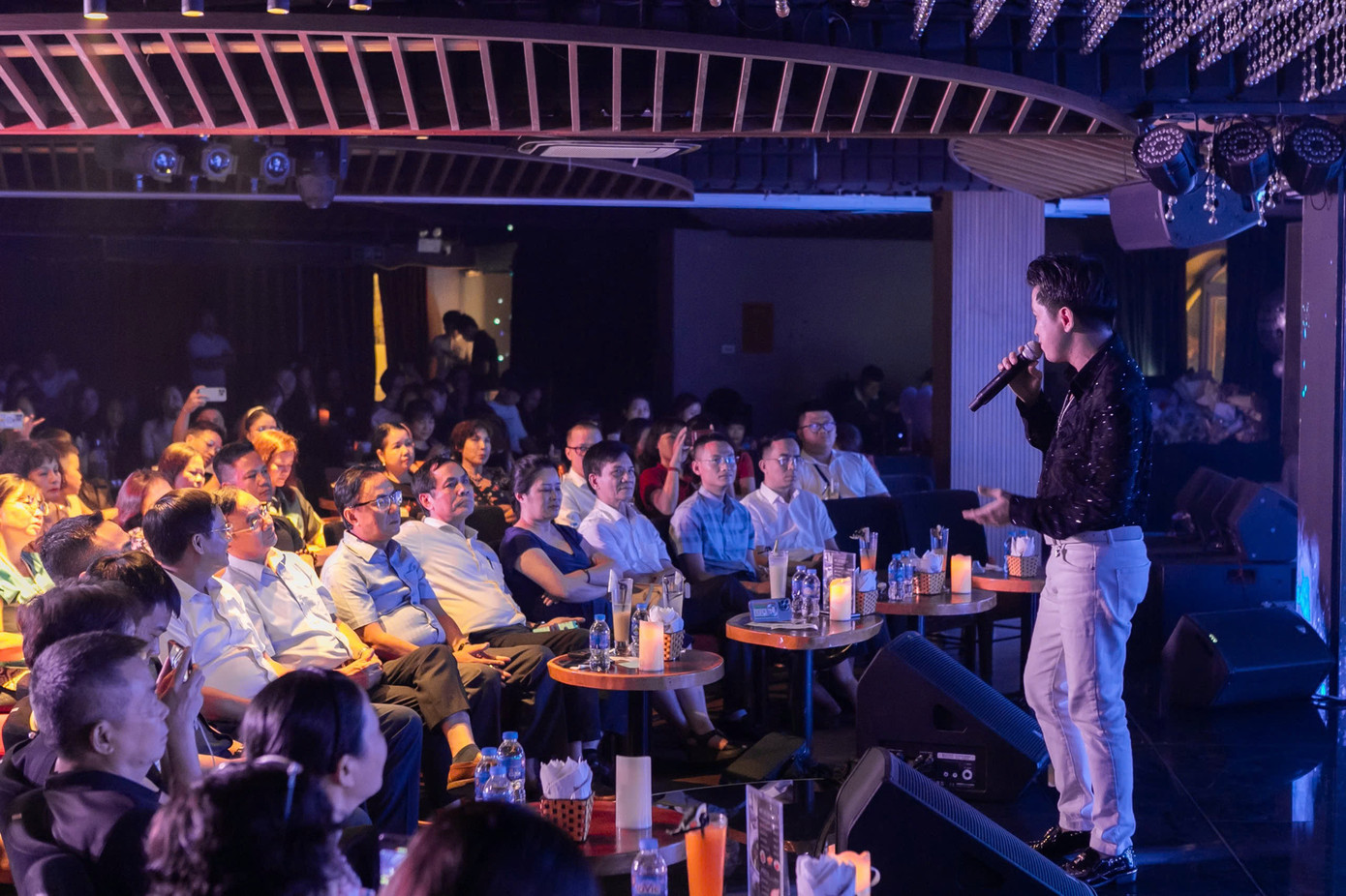 Đêm nhạc thu hút đông đảo khán giả tới dự Đêm nhạc thu hút đông đảo khán giả tới dự