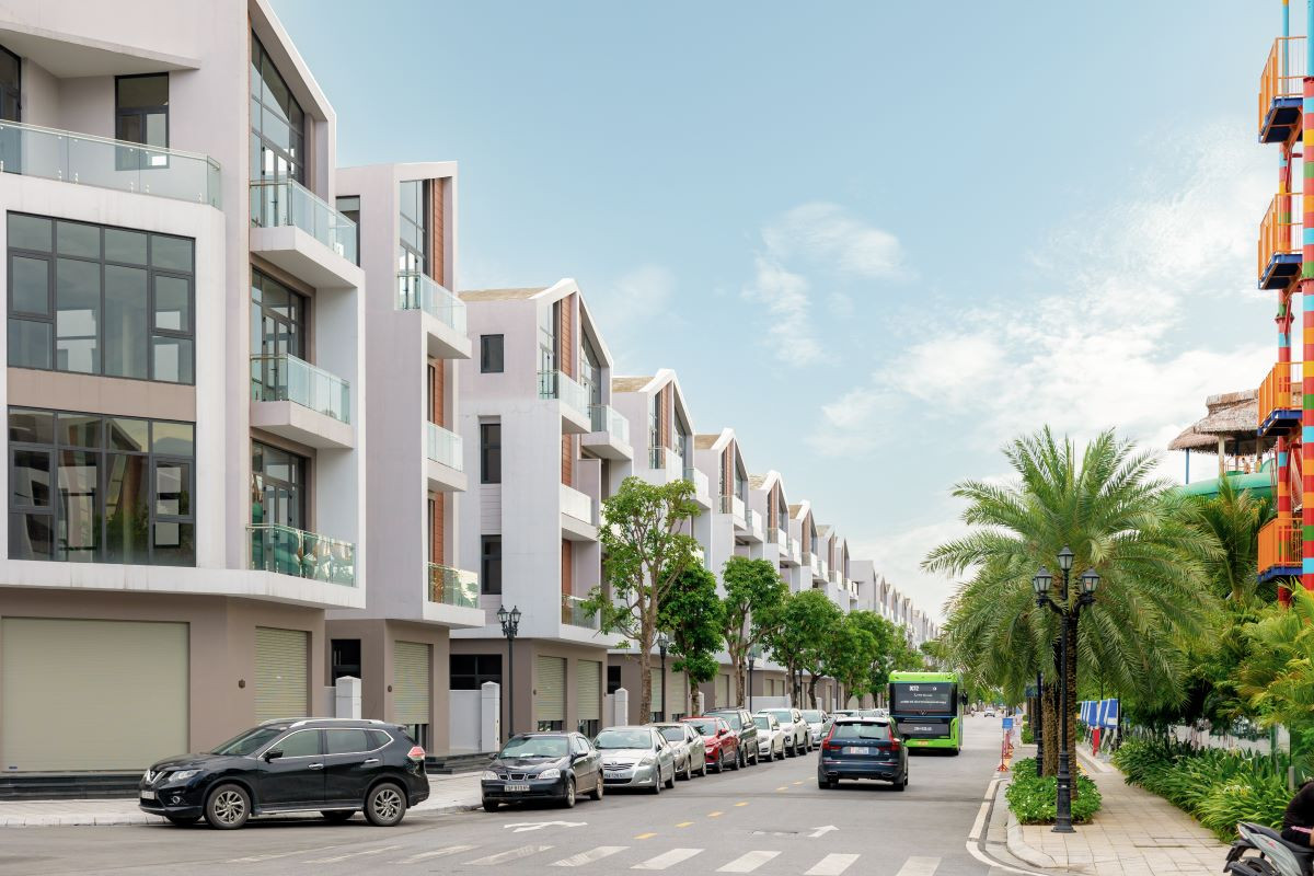 Shophouse nằm trong quần thể kinh doanh hấp dẫn nhà đầu tư nhờ lợi thế lực cầu sẵn có từ lượng cư dân và du khách đến vui chơi, trải nghiệm