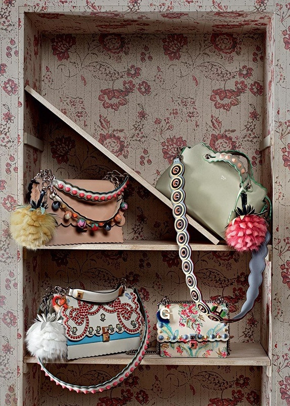 Chị em nhà Gigi, Bella Hadid hóa quý cô sang chảnh ảnh 19