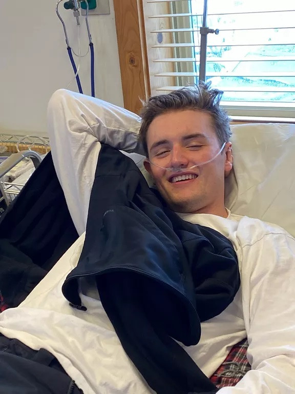 Mitchell không nhớ đã chia tay bạn gái sau tai nạn trượt tuyết. Mitchell không nhớ đã chia tay bạn gái sau tai nạn trượt tuyết.