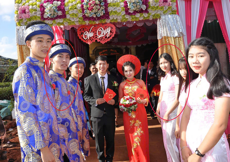 Khánh Huyền và Duy Đức (hai người trong khoanh đỏ) từng bê tráp cho đám cưới của anh chị họ. Khánh Huyền và Duy Đức (hai người trong khoanh đỏ) từng bê tráp cho đám cưới của anh chị họ.