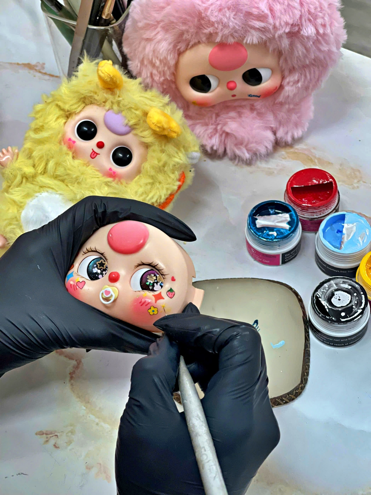 Vẽ lại mắt, trang điểm loại búp bê đang gây sốt này thường được các thợ nail chuyên nghiệp thực hiện. Ảnh: Ngọc Chi