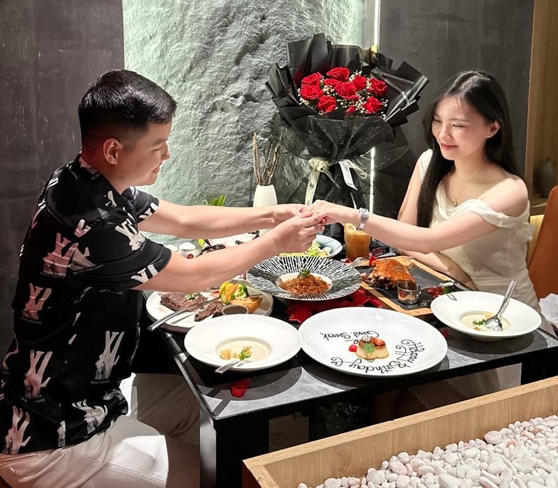 Hồng Thơm được bạn trai cầu hôn lãng mạn. Hồng Thơm được bạn trai cầu hôn lãng mạn.