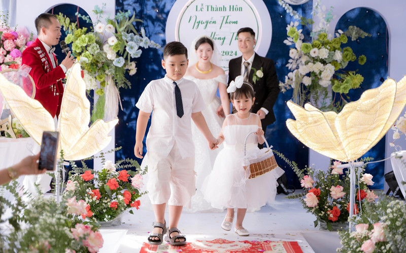 Tình yêu đẹp được hai bên gia đình ủng hộ nhiệt tình. Tình yêu đẹp được hai bên gia đình ủng hộ nhiệt tình.