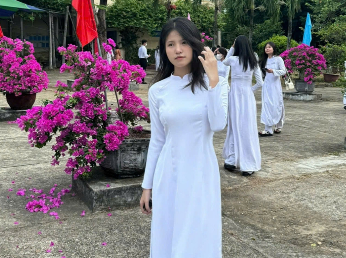 Hai nữ sinh (Như mặc áo dài trắng) giúp đỡ ông lão đãng trí ở Đà Nẵng. Hai nữ sinh (Như mặc áo dài trắng) giúp đỡ ông lão đãng trí ở Đà Nẵng.