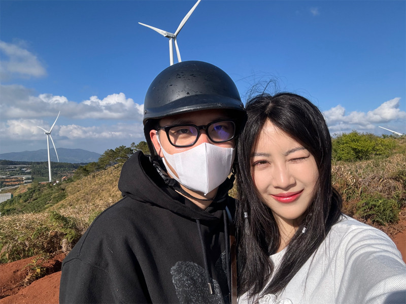 Cặp đôi cùng nhau đi du lịch khắp nơi.