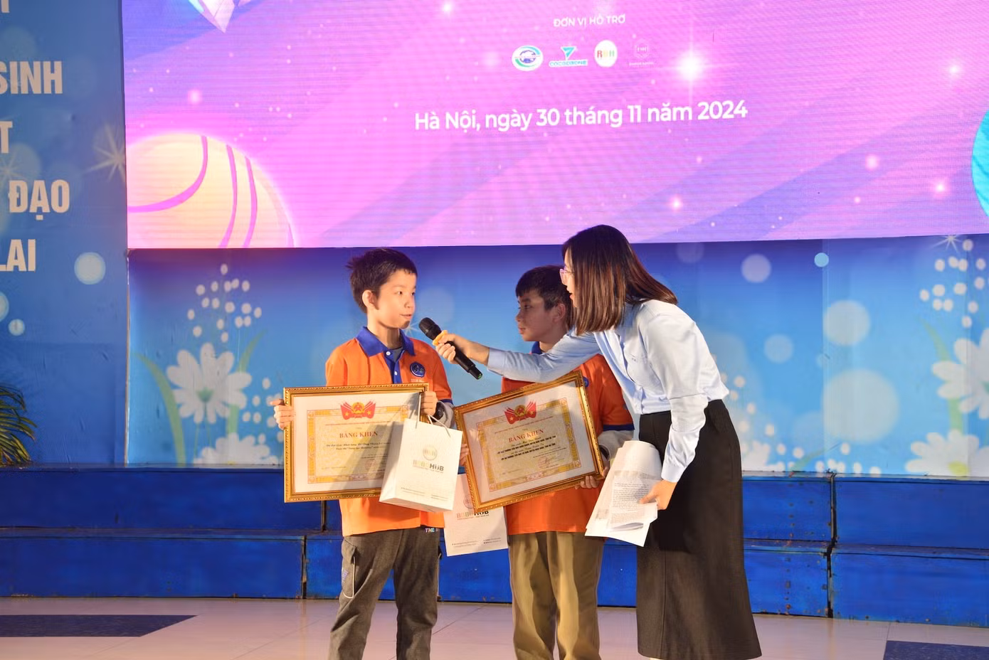 Em Mai Đức Ninh, lớp 5A3, Trường tiểu học Xuân Giang và em Trần Tuấn Tú, lớp 5B, Trường tiểu học Cổ Đạm, huyện Nghi Xuân, tỉnh Hà Tĩnh giải Nhất bảng R1 chia sẻ cảm xúc tại lễ tổng kết, trao giải. Em Mai Đức Ninh, lớp 5A3, Trường tiểu học Xuân Giang và em Trần Tuấn Tú, lớp 5B, Trường tiểu học Cổ Đạm, huyện Nghi Xuân, tỉnh Hà Tĩnh giải Nhất bảng R1 chia sẻ cảm xúc tại lễ tổng kết, trao giải.