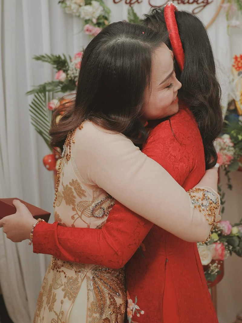 Nhật Anh hạnh phúc ôm mẹ trong ngày cưới Nhật Anh hạnh phúc ôm mẹ trong ngày cưới