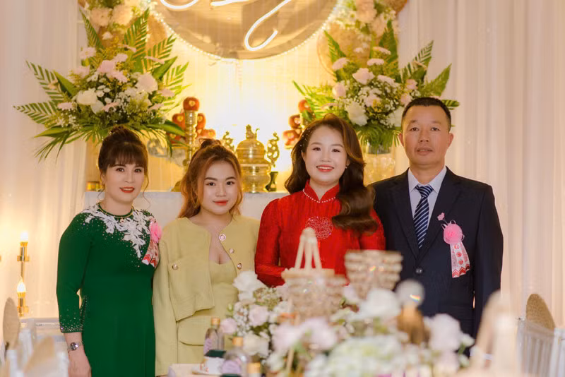 Diệu Linh (áo dài đỏ) chụp ảnh cùng gia đình trong ngày cưới. Ảnh: NVCC Diệu Linh (áo dài đỏ) chụp ảnh cùng gia đình trong ngày cưới. Ảnh: NVCC