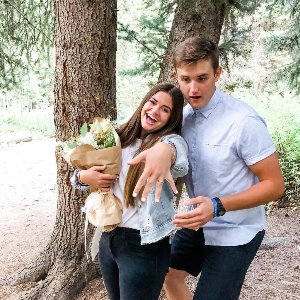 Mitchell đã cầu hôn bạn gái tại nơi anh chàng nói lời tỏ tình. Mitchell đã cầu hôn bạn gái tại nơi anh chàng nói lời tỏ tình.