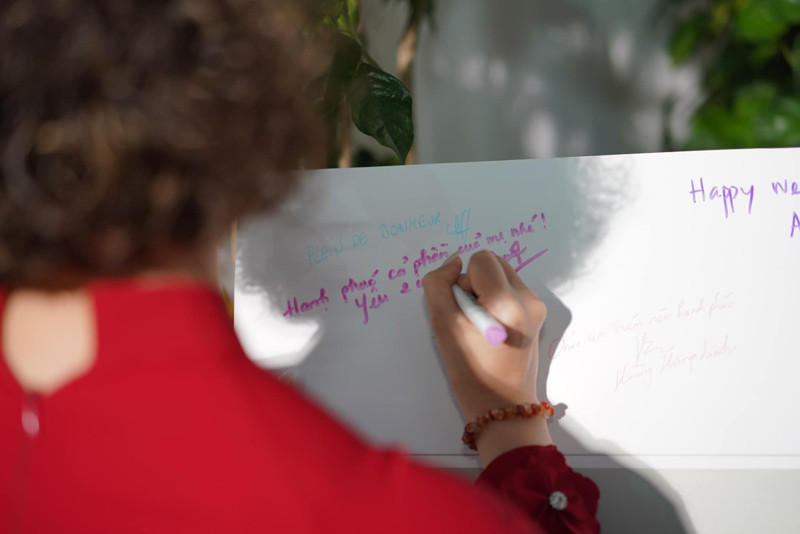 Dòng chữ của mẹ khiến cô dâu xúc động bật khóc. Dòng chữ của mẹ khiến cô dâu xúc động bật khóc.