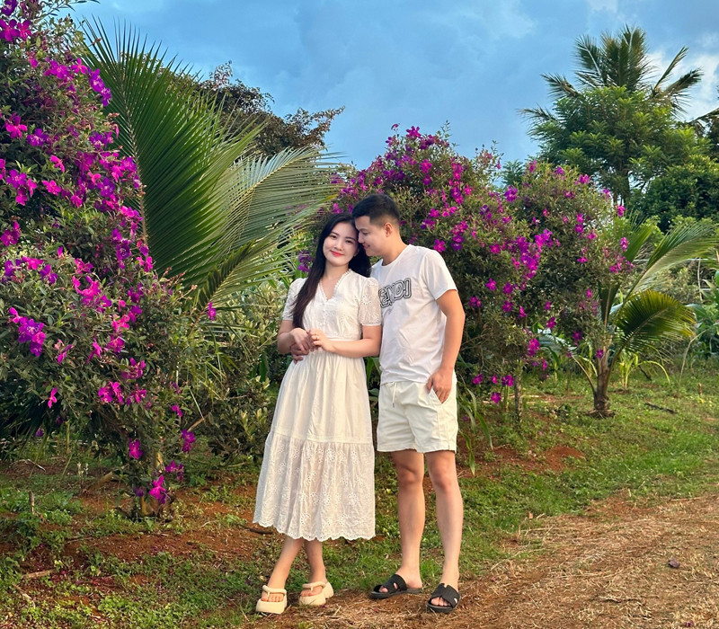 Cặp đôi kết hôn sau 3 tháng quen nhau. Cặp đôi kết hôn sau 3 tháng quen nhau.