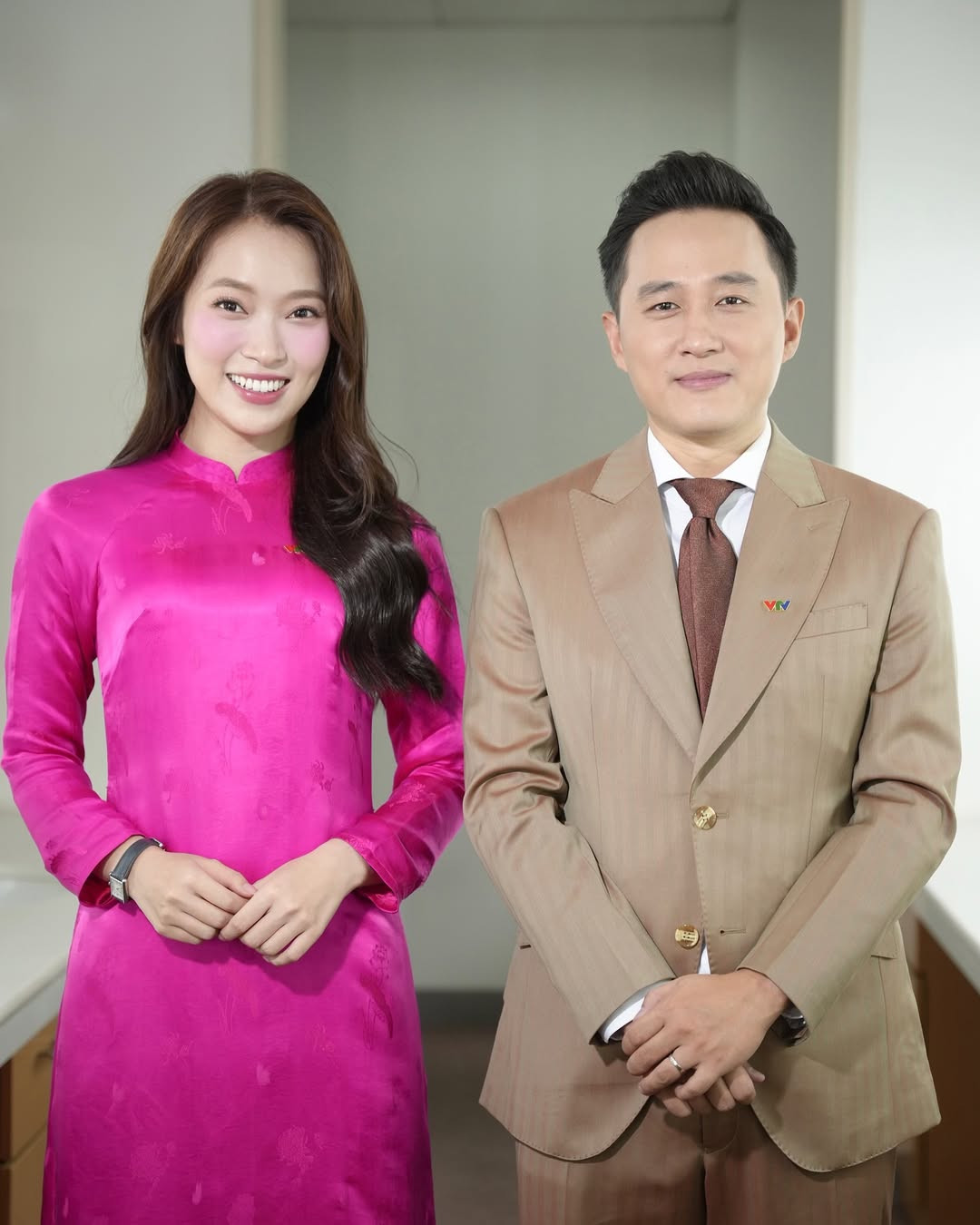 Ngoài vai trò MC Đường lên đỉnh Olympia cùng MC Ngọc Huy, trong năm qua Khánh Vy còn thể hiện khả năng dẫn dắt trong chương trình Anh trai vượt ngàn chông gai. Ngoài vai trò MC Đường lên đỉnh Olympia cùng MC Ngọc Huy, trong năm qua Khánh Vy còn thể hiện khả năng dẫn dắt trong chương trình Anh trai vượt ngàn chông gai.