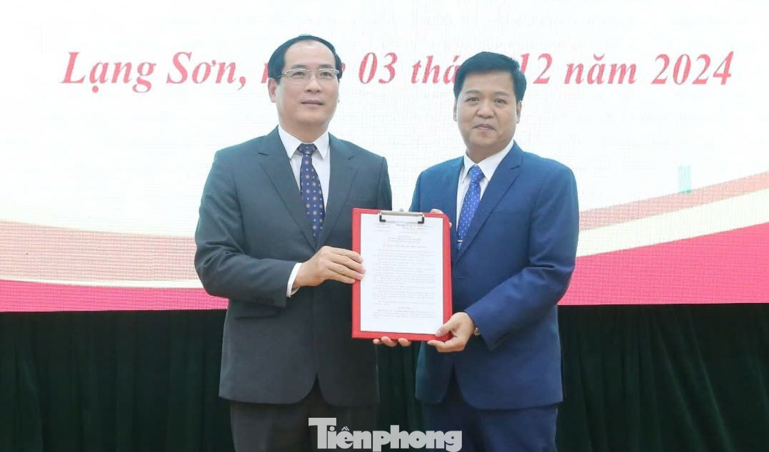 Tân Phó Giám đốc Sở GD &amp; ĐT Lạng Sơn Đặng Hồng Cường (bìa phải) nhận Quyết định của lãnh đạo tỉnh Lạng Sơn. Ảnh: Duy Chiến