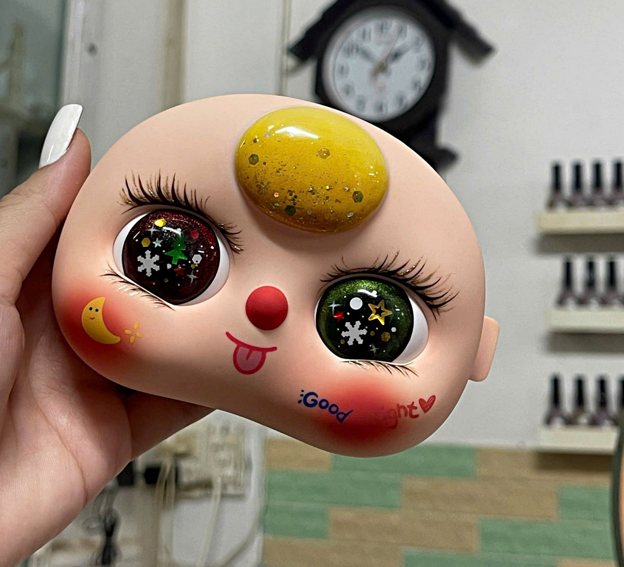 Thợ nail còn vẽ, trang trí các họa tiết theo yêu cầu của khách lên mắt, trán, má búp bê. Ảnh: Ngọc Chi