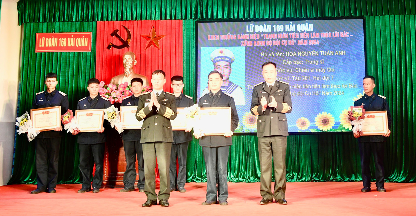 Tại buổi gặp mặt, Đại tá Hoàng Ngọc Tuấn - Lữ đoàn trưởng Lữ đoàn 169 và Đại tá Trần Quốc Huy - Chính ủy Lữ đoàn 169 đã trao thưởng các cá nhân đạt danh hiệu “Thanh niên tiên tiến làm theo lời Bác”. Tại buổi gặp mặt, Đại tá Hoàng Ngọc Tuấn - Lữ đoàn trưởng Lữ đoàn 169 và Đại tá Trần Quốc Huy - Chính ủy Lữ đoàn 169 đã trao thưởng các cá nhân đạt danh hiệu “Thanh niên tiên tiến làm theo lời Bác”.